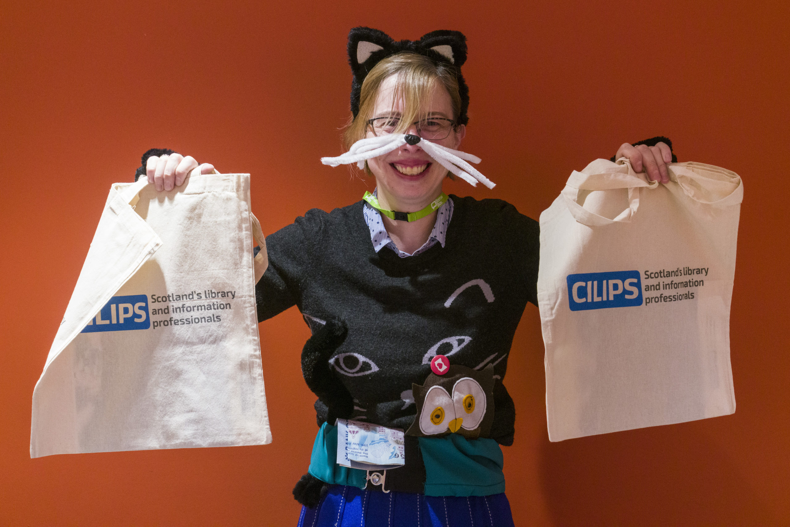 Conference delegate holds up two CILIPS Tote bags